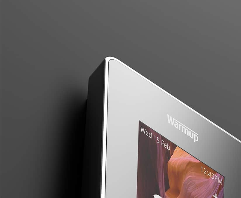 Appareil de thermostat 6ie Warmup avec écran tactile, connecté à un chauffage au sol intelligent.