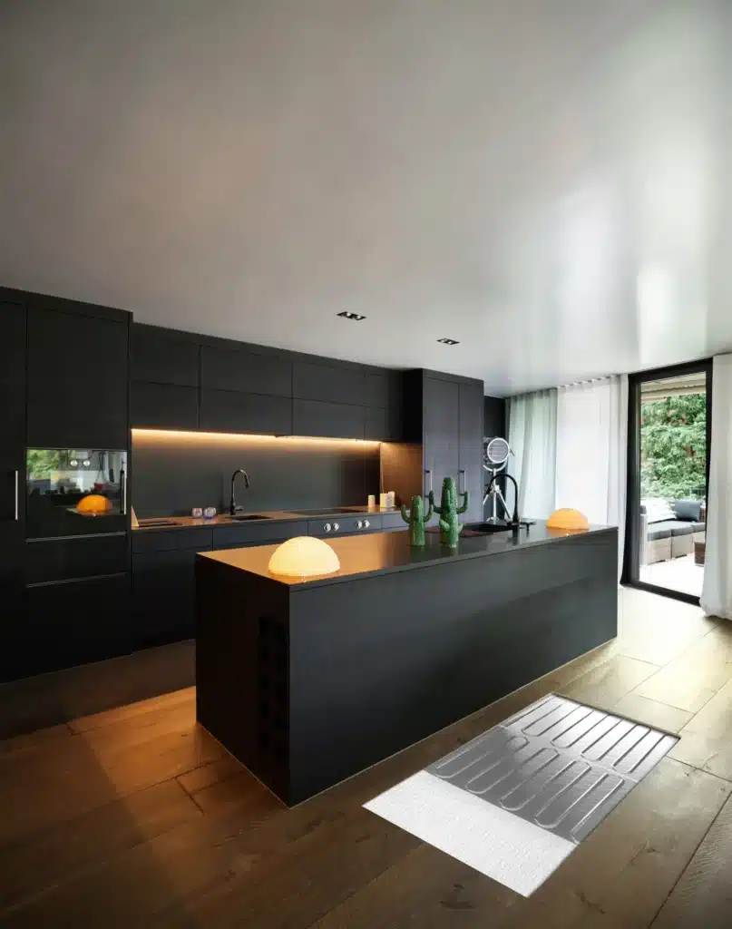 Installation d'une trame chauffante aluminium WLFH sous un parquet flottant dans un projet de rénovation.