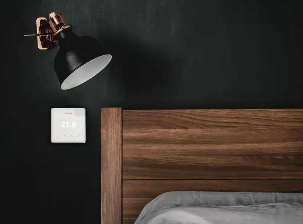 Les économies d’énergie réalisées avec un thermostat connecté Warmup contrôlant un chauffage au sol.